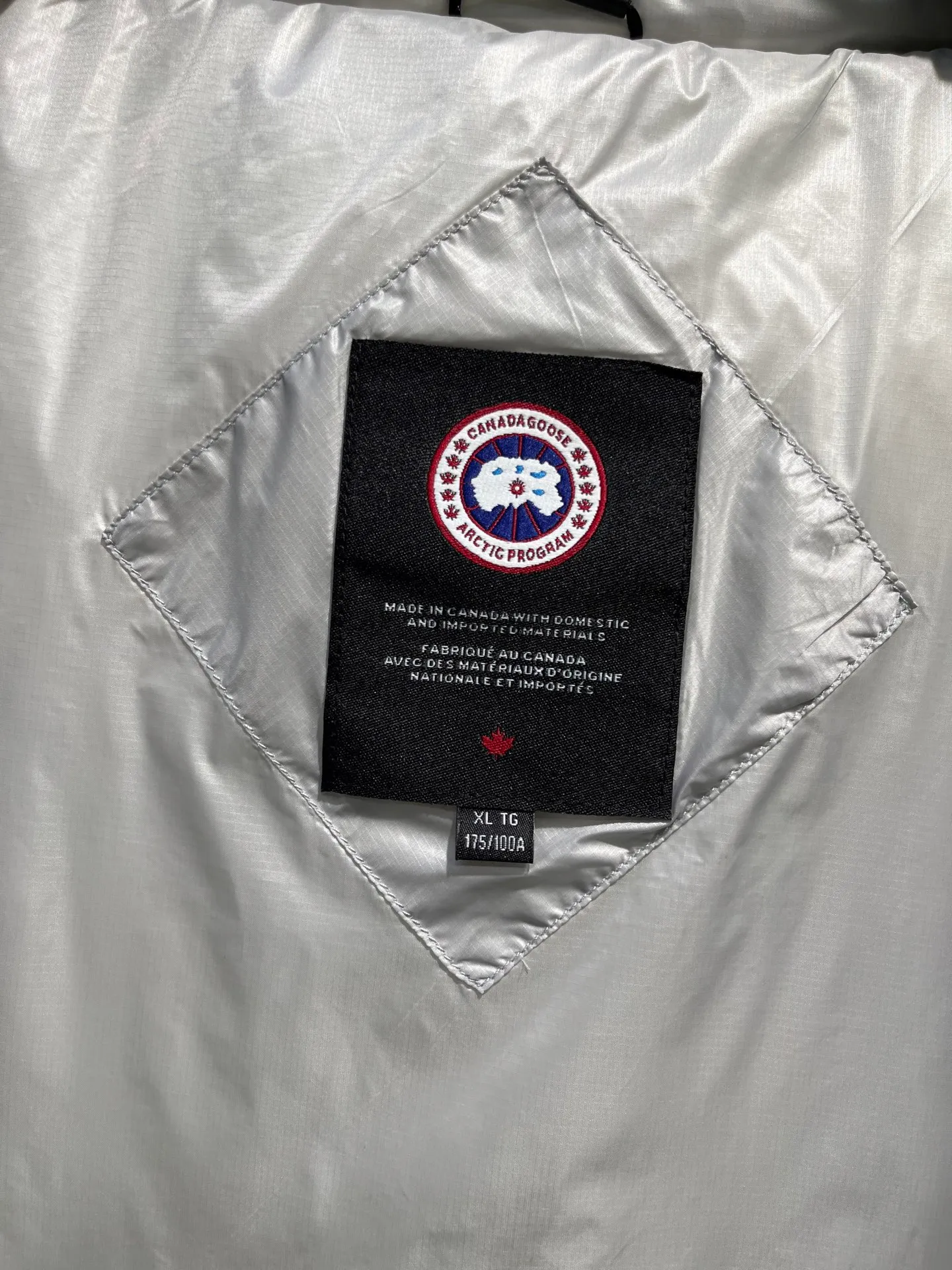 P540 🇨🇦Canada Goose""🇨🇦🌟 Canada Goose Puff Down Vest has always been recognized as the warmest down jacket. Various Instagram celebrities, Internet celebrities, and celebrities often wear it for street photos. I make Canada Goose every year, but I still can't get rid of my love for it. No matter how cold the days are, there is no need to be afraid, because there is! Filled with 90% white duck down, it is the legendary warmest down jacket and is known as a must-have for Arctic outdoor sports! The most popular down jacket in the world, celebrities are rushing to buy it, it is a must-have!  size：xs-xl